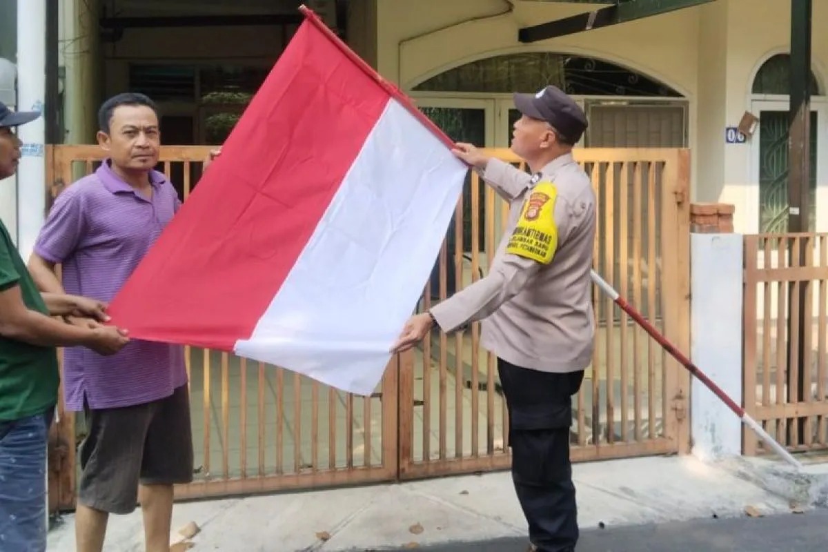 Jelang HUT RI ke-80, Polisi Bagikan Ratusan Bendera Merah Putih untuk Warga Jakbar